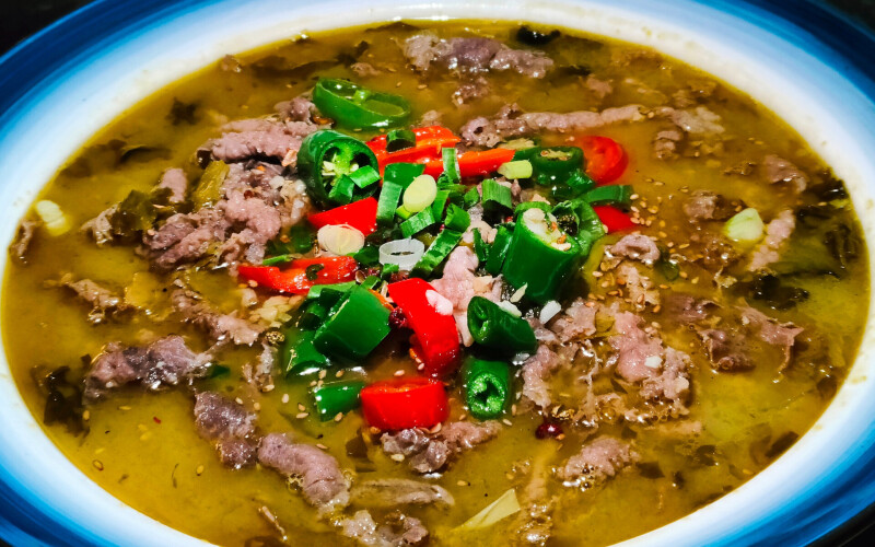 Тушёные ломтики говядины с квашеной капустой