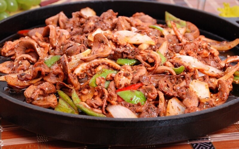 Обжаренные куриные внутренности с тмином