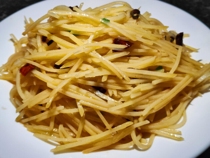 Жареный шинкованный картофель в кисло-остром соусе