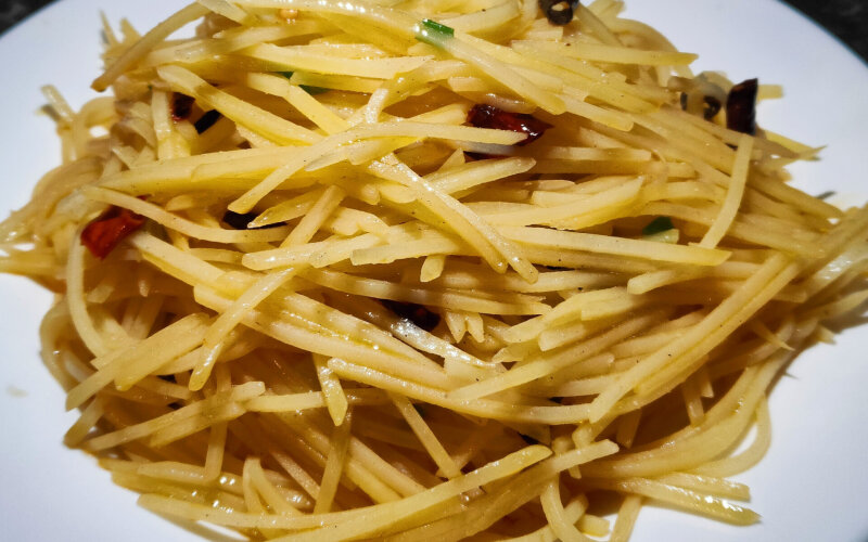 Жареный шинкованный картофель в кисло-остром соусе