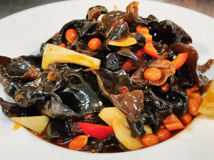 Острые древесные грибы в кисло-сладком соусе