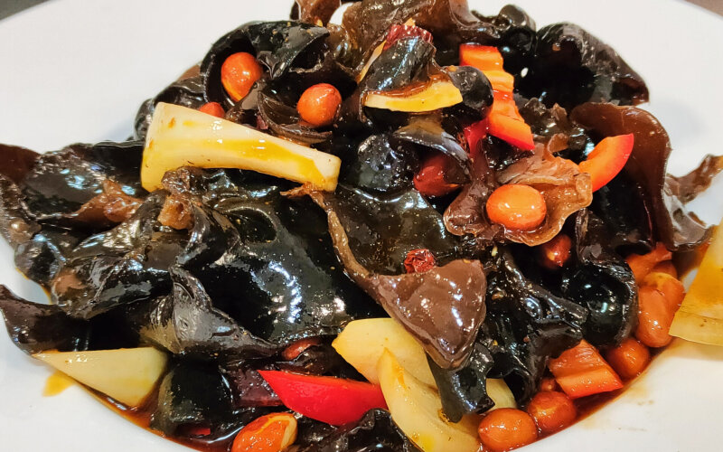 Острые древесные грибы в кисло-сладком соусе