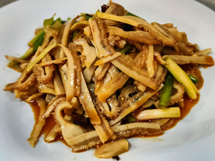 Варёный говяжий рубец в остром соусе