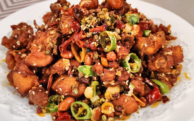 Жареные куриные кусочки с перцем чили