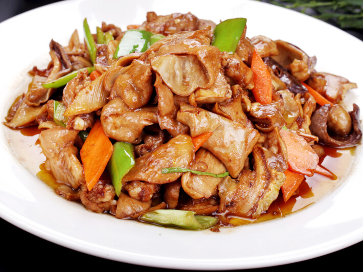 Жареные свиные кишки с желудком