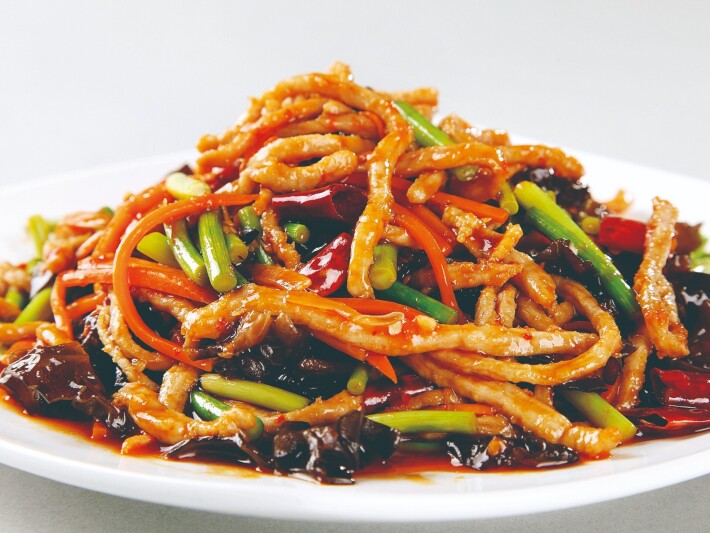 Жареные кусочки свинины в остром соусе