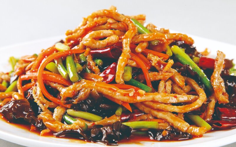 Жареные кусочки свинины в остром соусе