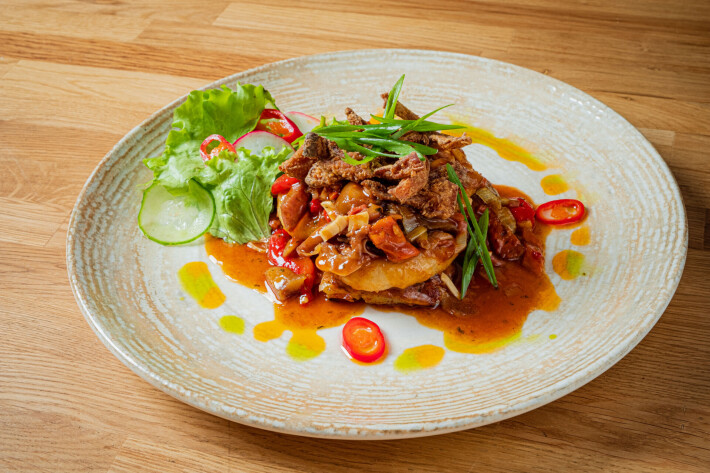 Уши в пивном соусе с пряным картофелем