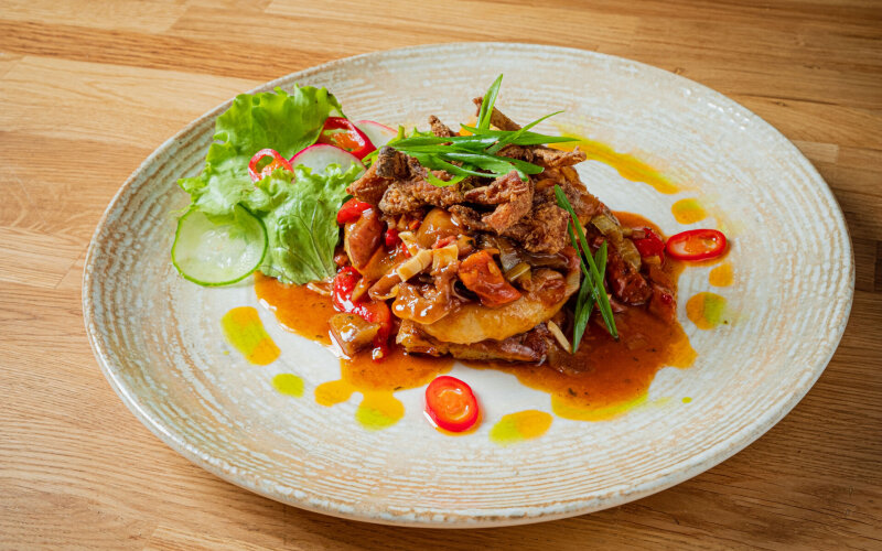 Уши в пивном соусе с пряным картофелем