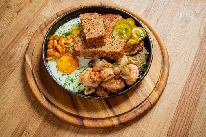 Сковорода с драниками и домашней колбасой