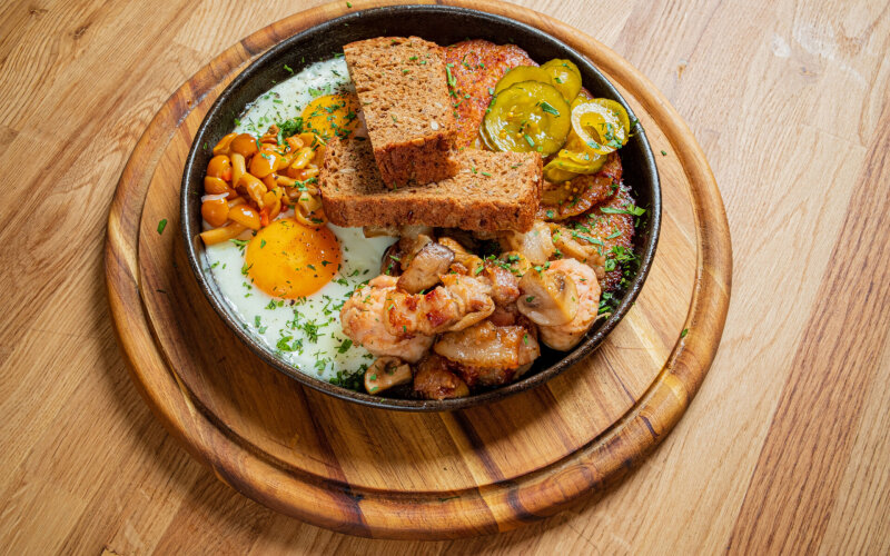 Сковорода с драниками и домашней колбасой