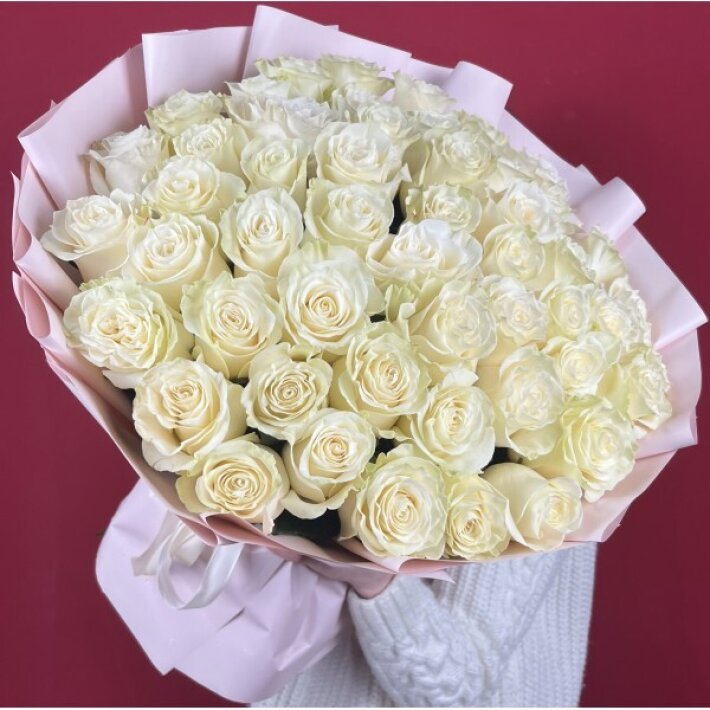 Букет из 51 белой розы в упаковке