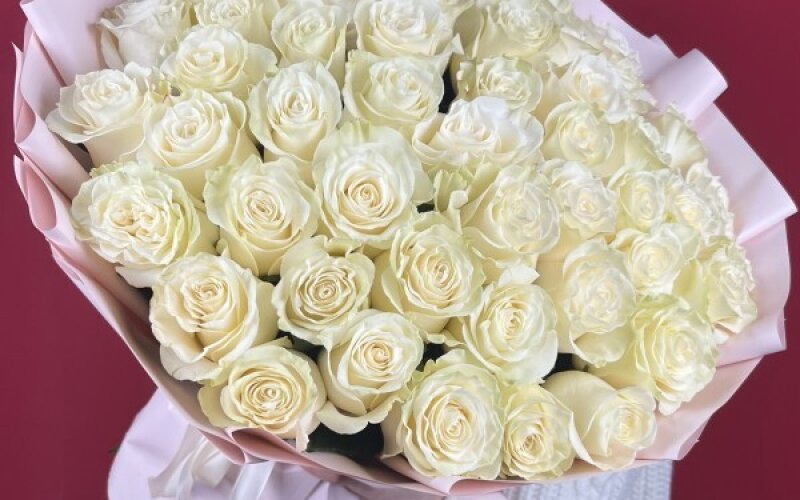 Букет из 51 белой розы в упаковке
