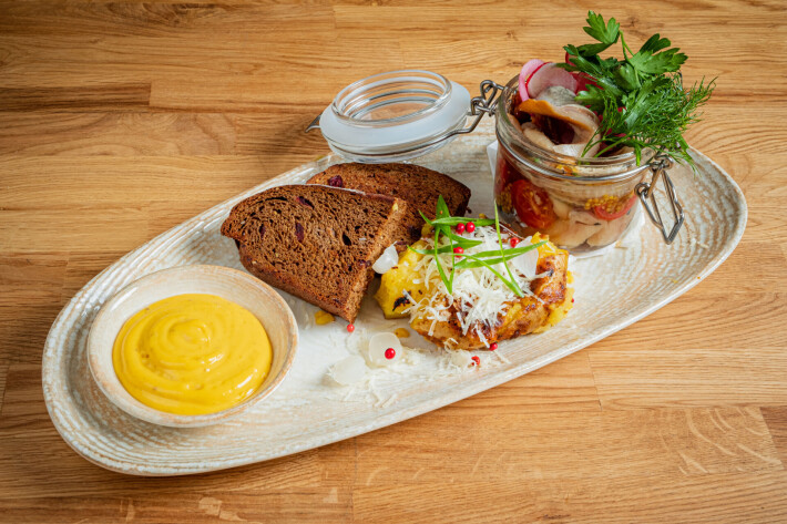 Скумбрия маринованная с мятым картофелем