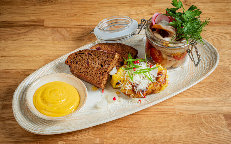 Скумбрия маринованная с мятым картофелем