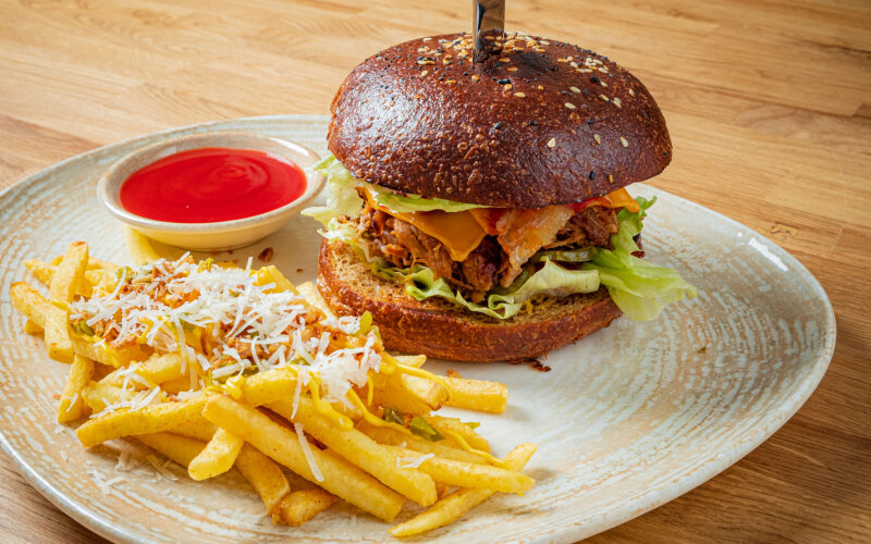 Староместный бургер с рваной свининой