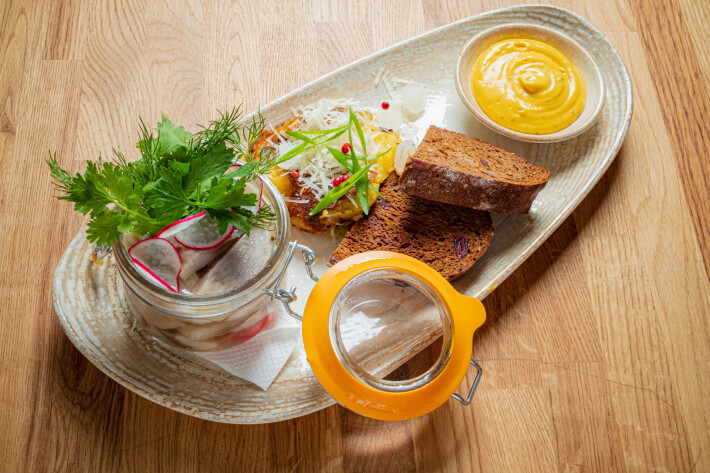 Сельдь маринованная с мятым картофелем