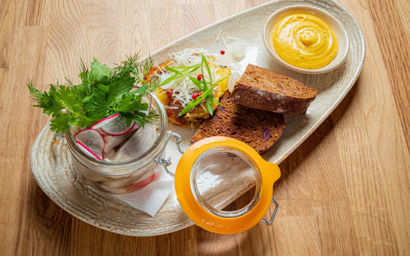 Сельдь маринованная с мятым картофелем