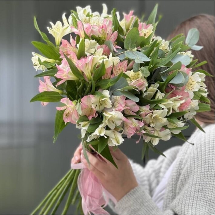 Букет «15 альстромерий с эвкалиптом»