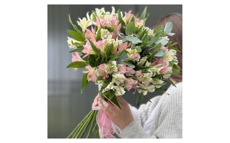 Букет «15 альстромерий с эвкалиптом»