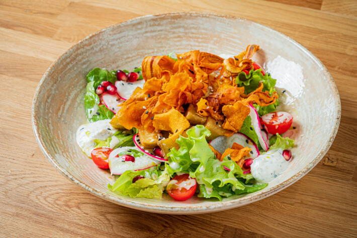 Салат с жареным баклажаном и йогуртовым соусом