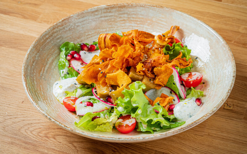 Салат с жареным баклажаном и йогуртовым соусом