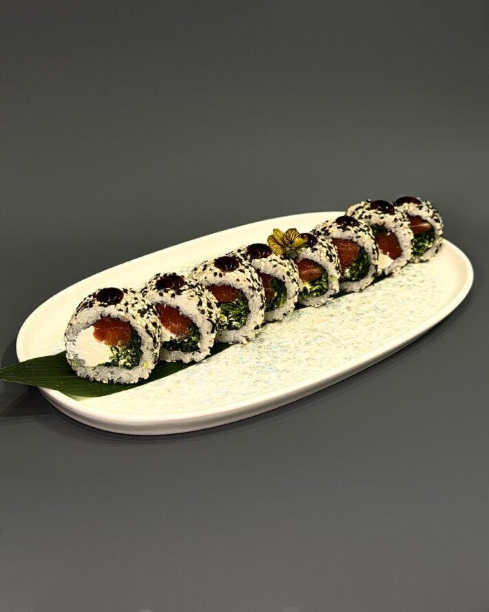 Ролл с лососем и хияши