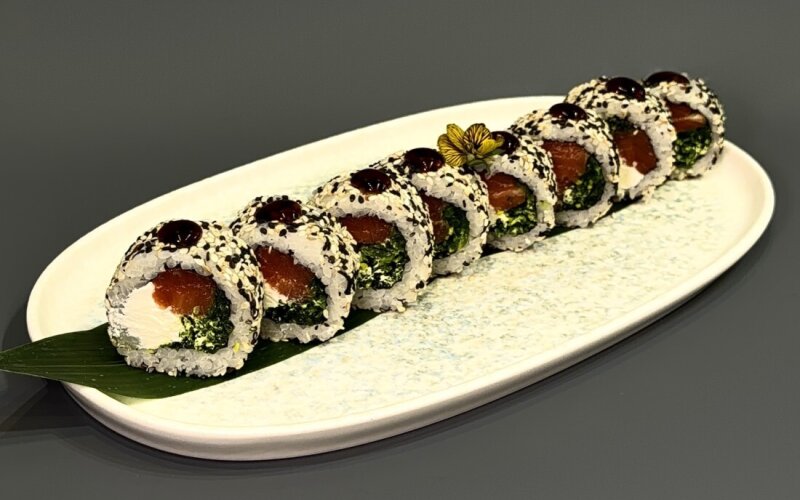 Ролл с лососем и хияши