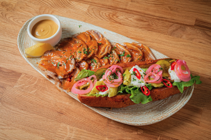 Рулет из ушей с луковым хлебом и сливочным хреном