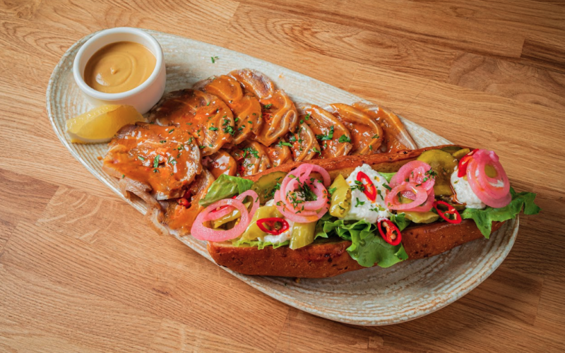 Рулет из ушей с луковым хлебом и сливочным хреном