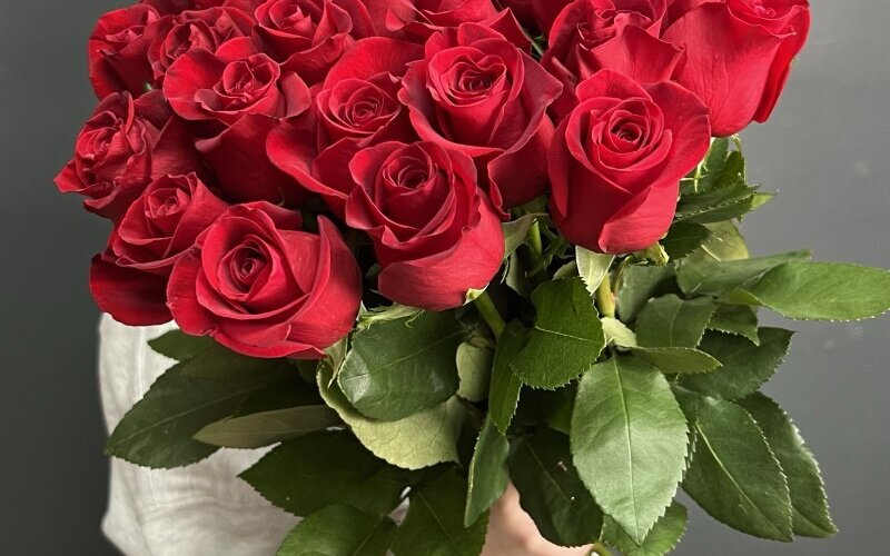 25 премиальных роз «Фридом»