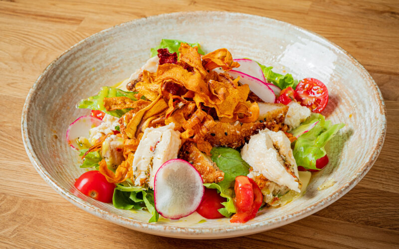 Салат с хрустящей курочкой