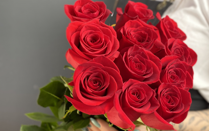 11 премиальных роз «Фридом»