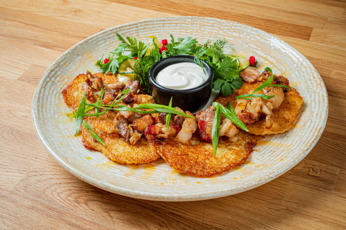 Драники с зажаркой и сметаной