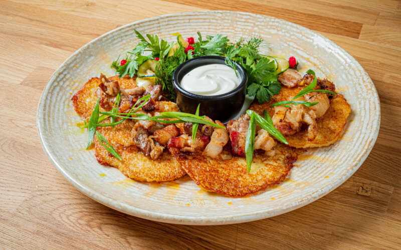 Драники с зажаркой и сметаной