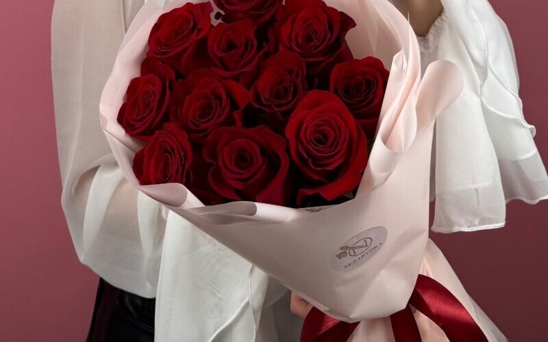 11 премиальных роз «Фридом» в упаковке