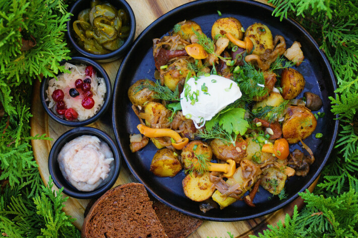 Картофель жареный с лисичками и шкварками