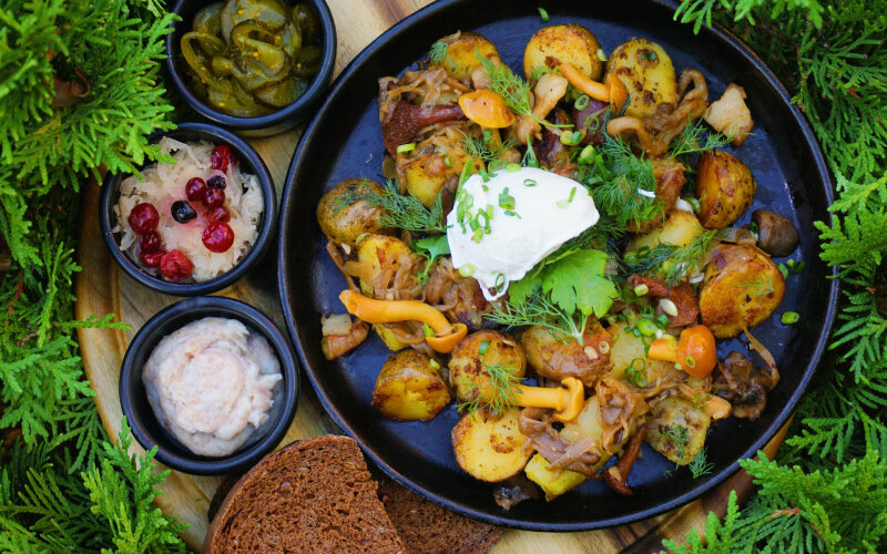 Картофель жареный с лисичками и шкварками