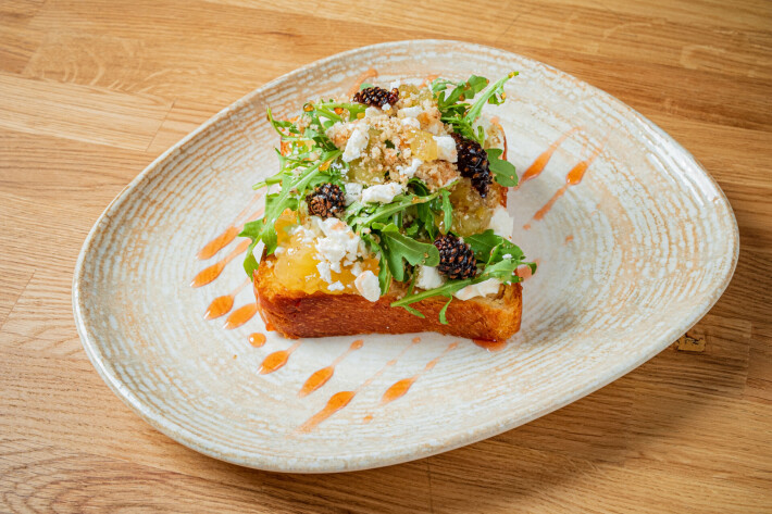 Смореброд с козьим сыром и грушевым чатни