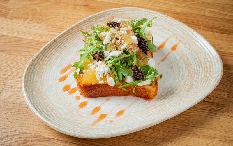 Смореброд с козьим сыром и грушевым чатни