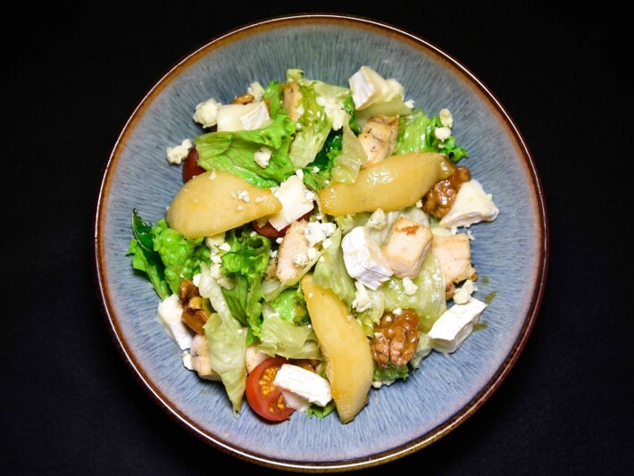 Салат с курицей и сыром «Бри»