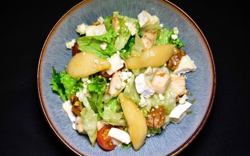 Салат с курицей и сыром «Бри»