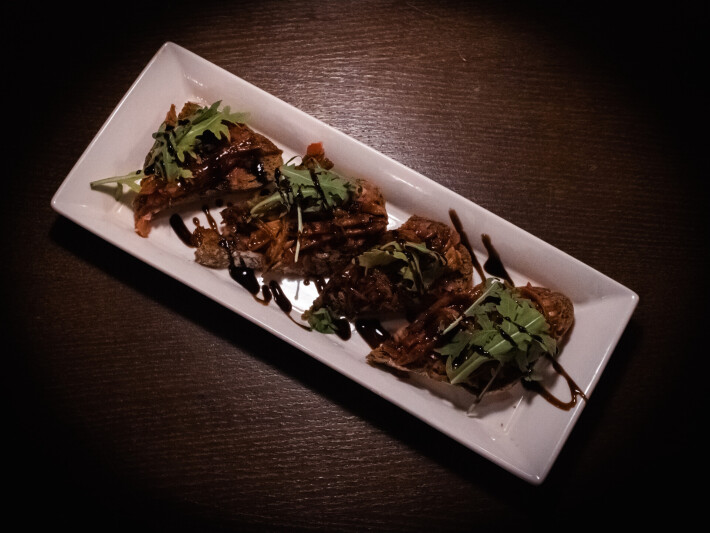 Брускетта с рваной говядиной