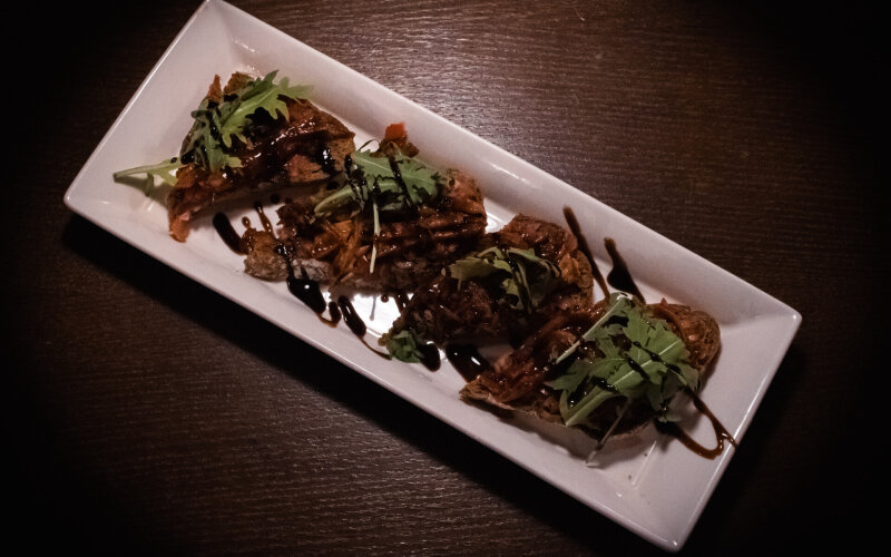 Брускетта с рваной говядиной