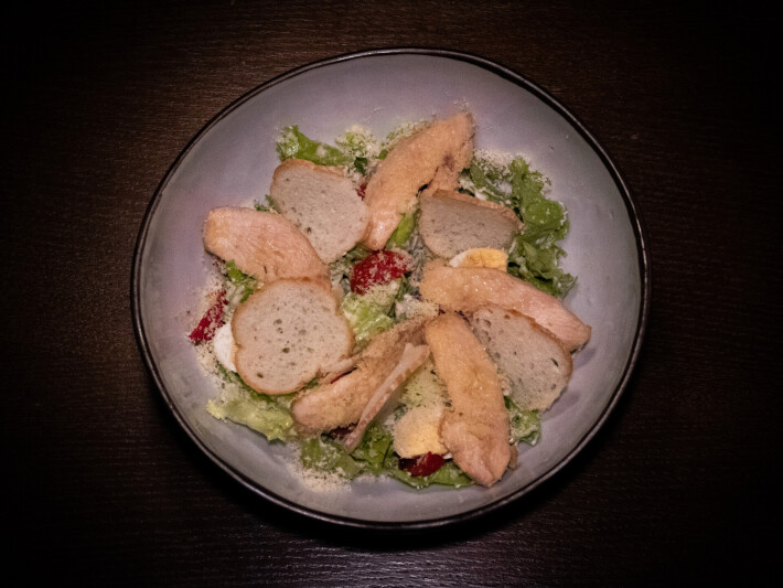 Салат «Техасский цезарь» с курицей