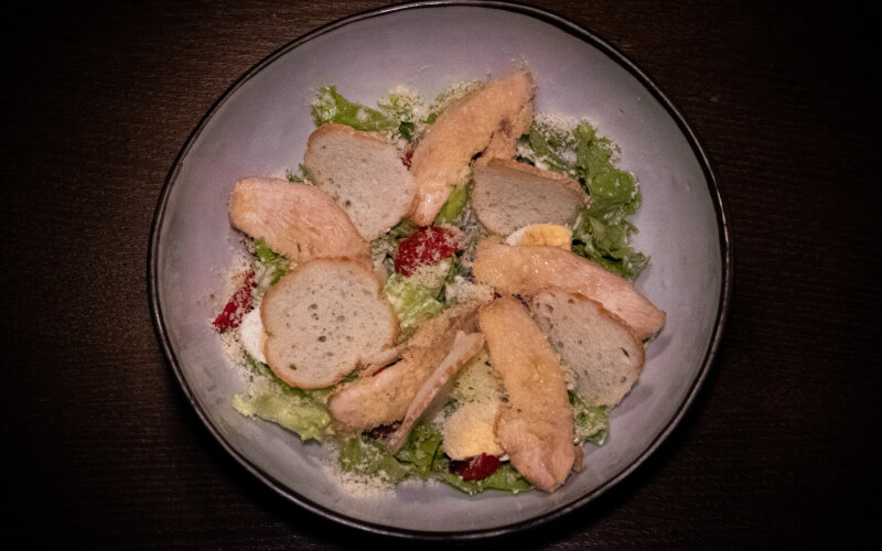 Салат «Техасский цезарь» с курицей