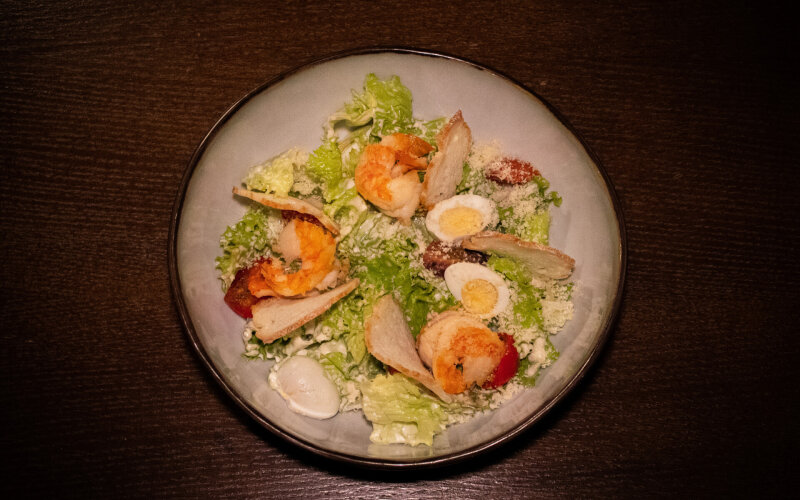 Салат «Техасский цезарь» с креветками