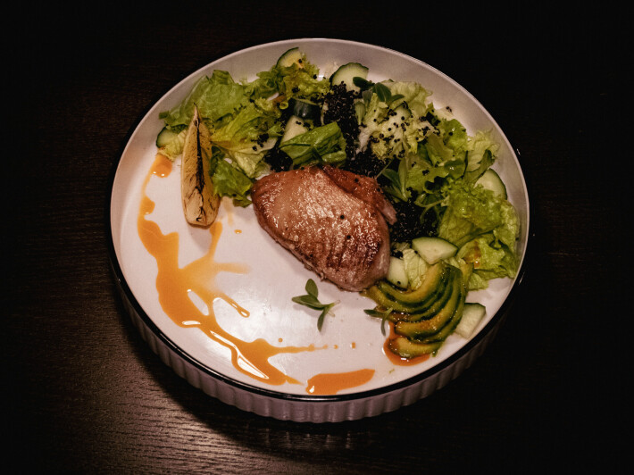 Зелёный стейк салат с тунцом