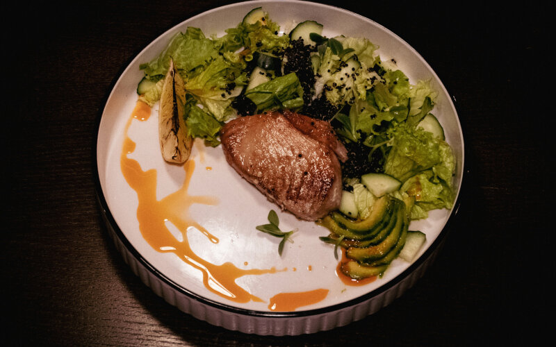 Зелёный стейк салат с тунцом