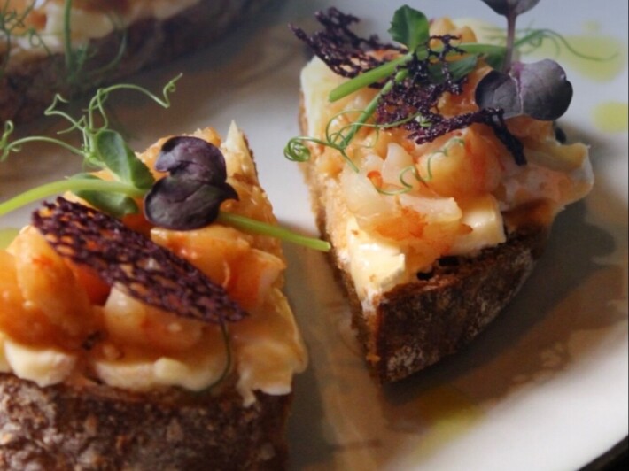 Брускетта с креветкой